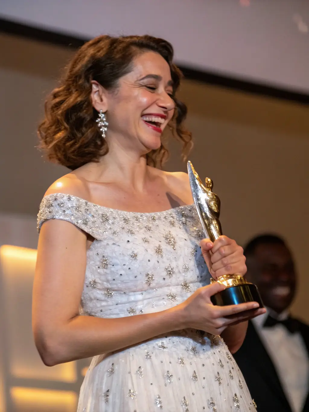 A photograph of a successful woman entrepreneur receiving an award at an Aseme Canarias gala, symbolizing leadership and achievement.
